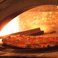 ピッツァは450℃の石釜の中で一気に焼き上げます。わずか1分強で焼くため、窯内の温度コントロールと絶妙な焼き加減が重要です。数秒の差が美味しさを左右します。ルッチのピッツァは、この製法と職人の技術で本物を追及しこだわっています。