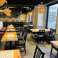 カウンターとテーブルで、牛タンの魅力を多彩に楽しむ！