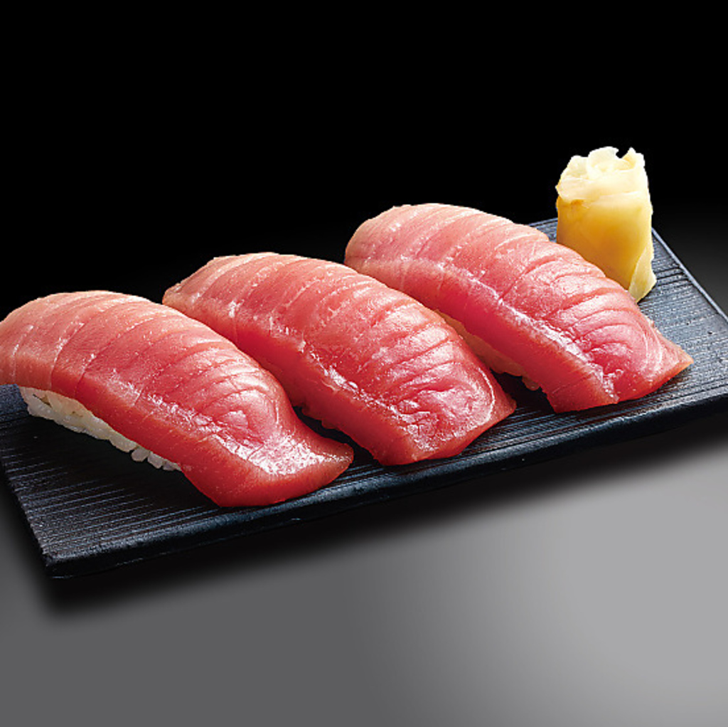 鮮度抜群の脂の乗った中トロ寿司は、濃厚な旨みととろける食感が絶品。