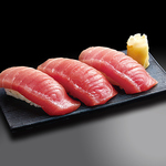 鮮度抜群の脂の乗った中トロ寿司は、濃厚な旨みととろける食感が絶品。