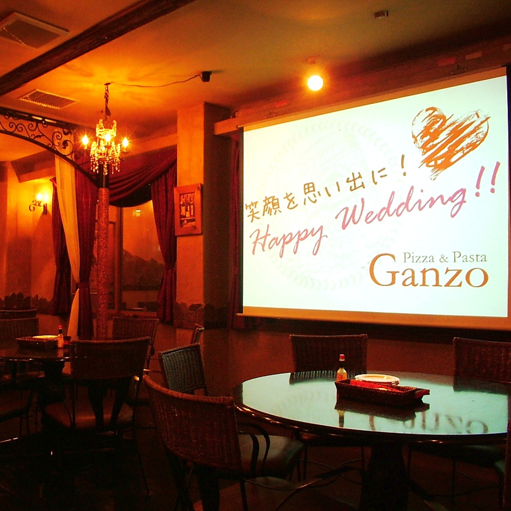 広々として雰囲気のよい２階席。プロジェクター完備なので大人数での貸切パーティにも使えます♪