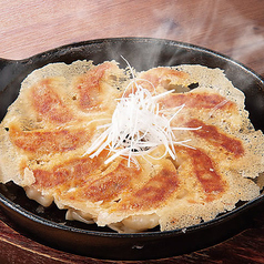 肉汁あふれる パリパリ鉄板餃子