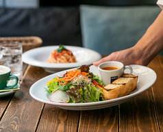 全てのランチメニューにドリンク、サラダ付き