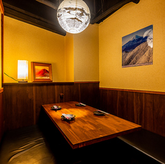 中人数向けのテーブル席は、同窓会や職場の集まりなど、多様なシーンに最適です。広々とした席で、お料理を囲みながら会話を楽しむことができます。プライベート感を大切にした設計で、周りを気にせずリラックスして過ごせる空間をご提供いたします。ご予約はお早めにどうぞ。