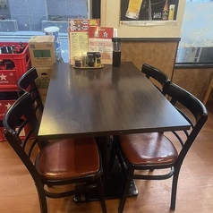 1階の4名テーブル席がございます。ご利用人数に合わせてお席をご用意いたします。