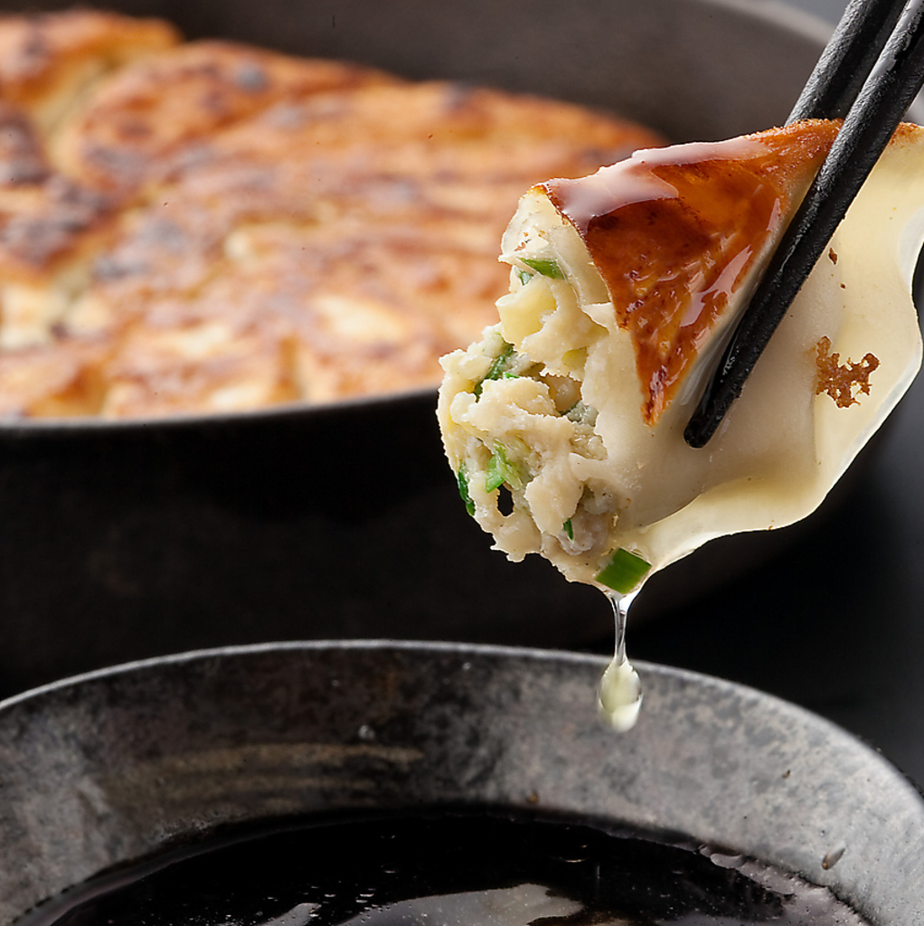 当店名物「くろがね一口餃子」