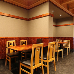 いつでも好きな時間にサク飲みや宴会を楽しめます♪店内には大小様々なテーブル席・カウンター席を完備！活気溢れる店内で名物の肉料理をはじめ、魚・一品料理等、豊富なメニューを堪能ください！