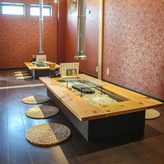 当店の個室席は、記念日や誕生日などの特別なシーンにぴったりです。プライベート感あふれる空間で、大切な人との特別な時間をゆっくりと楽しむことができます。サプライズ演出も承りますので、ぜひ当店までお気軽にご相談ください。