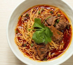 四川牛肉湯麺／ピリ辛、牛肉つゆソバ（細麺）