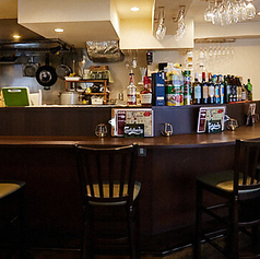 バーテンダーとの会話を楽しめる席。お一人様や二次会に人気。