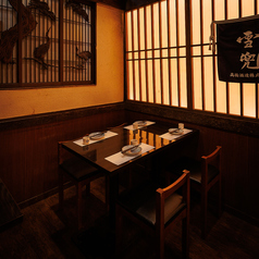 隠れ家的な雰囲気の店内で、美味しいお料理とお酒をご堪能ください！