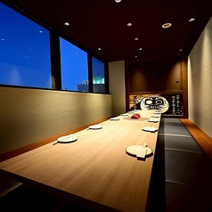 【12名様/マット完全個室（掘りごたつ）】人気の広々マット個室は8～12名様まで。足元はクッションフロア仕様で、長時間のお食事やご歓談も快適にお過ごしいただけます！完全個室のため、周りを気にせずプライベート空間。ご注文はタブレット式でスムーズに。歓迎会・送別会など、様々なシーンで大活躍の個室です。