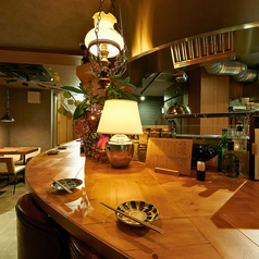 ゆっくりお食事をお楽しみいただけます！カジュアルでお洒落な雰囲気な店内。開放的な店内にはレイアウトがしやすいテーブル席も多数ございます。#大阪ごはん #大阪産 #黒毛和牛 #なにわ黒牛 #創作和食 #すき焼き #しゃぶしゃぶ #鍋 #土鍋ごはん #新年会 #歓迎会 #送別会 #女子会 #大人デート