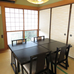 奥にある座敷席は襖が閉まる完全個室です。4名様のテーブル席が3部屋に分かれて設置されています。