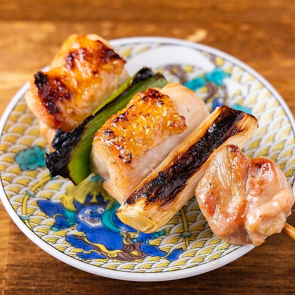 【ねぎま】焼いたネギの甘みと、もも肉の肉汁溢れるプリっとジューシーな味。