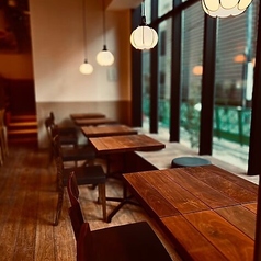 2名様用テーブルを11卓ご用意しています。横浜駅すぐの好立地で、昼から贅沢に乾杯できる大人の居酒屋。和のぬくもりと洗練された料理を、肩ひじ張らずに楽しめるデートやちょい飲みにおすすめの席です。