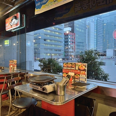当店は、韓国の屋台のようなテーブルのお席を各種ご用意しております♪銀色のテーブルが、より本場の屋台っぽさを演出♪ぜひ韓国旅行に来た気分で本格的なサムギョプサルやマッコリカクテルなどの本格的な韓国料理をご堪能ください！店内レイアウト可能、お気軽にご相談下さい。