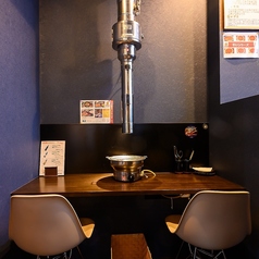 隣のお席と軽い仕切りがあるため、周りを気にせずお食事をご堪能頂けます。