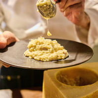 【パルミジャーノの器で仕上げ】濃厚な旨味のリゾット♪