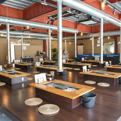 当店では、靴を脱いでくつろげる座敷席をご用意しております。地元のご友人との楽しい時間を過ごすのに最適な空間です。和の雰囲気が漂う座敷で、炉端焼きや新鮮な海の幸を囲みながら、リラックスしたひとときをお楽しみいただけます。カジュアルな食事会にもぴったりです。