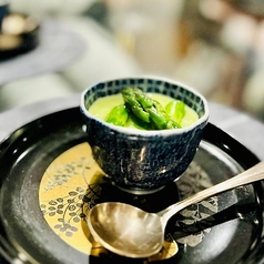 備長炭火焼きアスパラガスと自家製カラスミをのせた帆立のムース