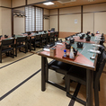 【完全個室：15名様～40名様まで】2階のお座敷が、より快適にお寛ぎいただける椅子タイプの個室へとリニューアルいたしました。足腰への負担が少ない設計ですので、お着物の方やご年配のお客様も安心してお過ごしいただけます。 大切な日のひとときを真心込めたおもてなしで演出いたします。
