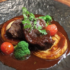 牛ほほ肉の赤ワイン煮込み