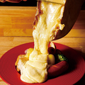 料理メニュー写真 季節野菜・バゲット・ソーセージ ラクレットチーズがけ
