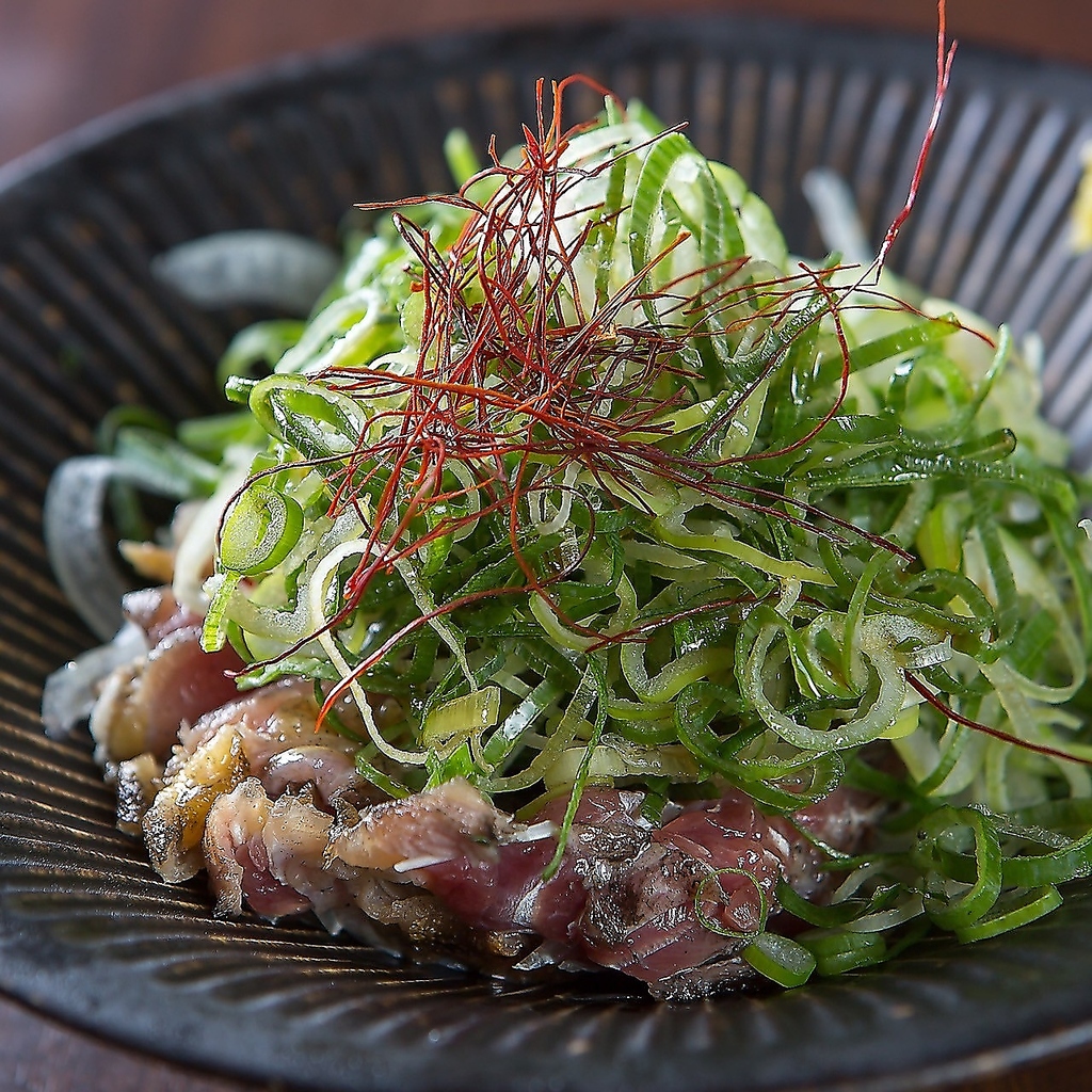 鮮度抜群！さっぱりとした【地鶏ももタタキポン酢】はネギをたっぷりのせてご提供！