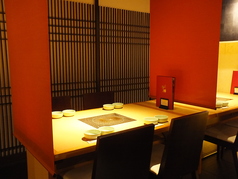 こだわりのテーブル席は2名様～最大30名様まで！プライベートなお食事からご宴会まで、様々な用途でご利用ください！