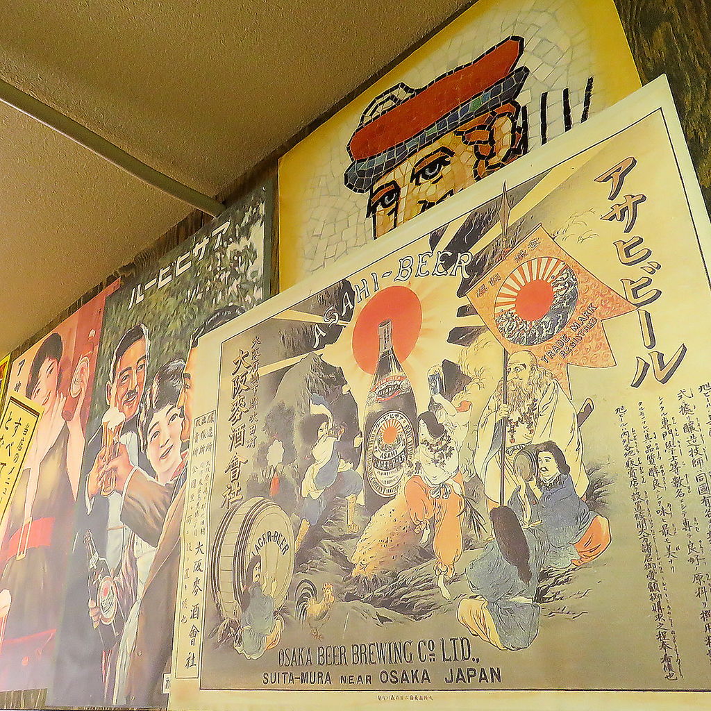 レトロな雰囲気を感じさせる店内は、大人が日々の忙しさを忘れてゆっくり楽しく盛り上がれる場所です