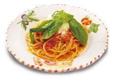 完熟トマトと水牛モッツァレラ、バジリコのシンプルなスパゲッティの写真