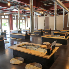 当店の座敷席は、家族とのお食事にぴったりの空間です。靴を脱いでリラックスできるため、お子様連れでも安心して楽しく過ごせます。和の雰囲気の中、新鮮な海の幸や炉端焼きを囲みながら、家族みんなで特別な時間をお楽しみいただけます。お子様も安心してお食事を楽しめる環境です。