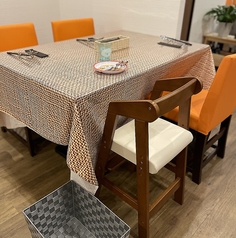 安心してお子様もご来店いただける様に、お子様用の椅子を2つご用意しています。