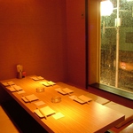 ゆったり掘りごたつ個室は8名×2部屋。仕切りを外すと、最大16名の個室にもできます！