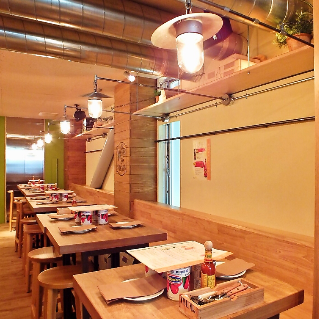 木のぬくもりが感じられる店内！くつろいでくださいね！