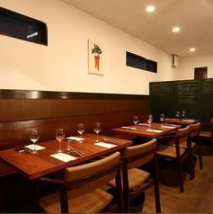 ディナータイムはテーブルライトが煌めくムーディーな空間になります。ランチタイムとは一味違った日現実的な時間をお楽しみください。