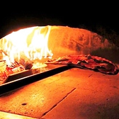 イタリア特注の石窯で焼きあげるピッツァは直径３２センチ！人気No．１のPizza☆マルゲリータ！マルゲリータ王女が好んで食べたといわれるピッツァ!!モッツァレラチーズ、バジル、トマトソースを使った絶品のお味☆サクッとして、ふわっとしてもちもちシェフ自慢の一品です。本格的な味を楽しめます♪