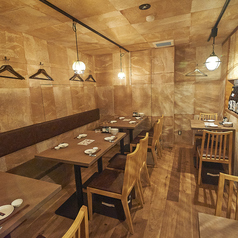 店内にはモダンなテーブル席をご用意しています。炭火の香りが立ち込める魚炉魚炉独特の雰囲気をお楽しみいただけます◎20名様以上で店舗貸切も承っておりますのでご相談くださいませ！