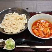 こだわり2【国産小麦100%自家製麺(ホルモン汁・肉汁・きのこ汁のつけ汁うどんに使用)】店主が試作を重ね選んだ、北海道産の小麦に全粒粉を加えました。毎日粉から作る麺は、平打ちでコシがあり、もっちりとした食感が特徴の自家製麺です。