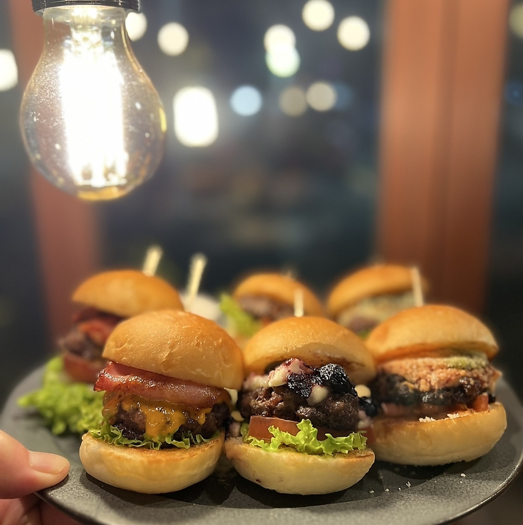 女子会にもってこいのミニバーガーもご用意