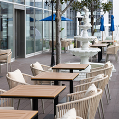 【2名様向け】“冬も夏も心地よいペアテラス”暖房と膝掛けを完備した2名様専用テラスは、冬でも暖かく夏は涼しい秘密の特等席。パラソル付きで雨の日も安心。自然の風と夜景の灯りが食事を優しく包み込み、デートにぴったりのロマンチックなアウトドア空間が広がります。