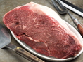 鉄板メニューの中にはお肉メニューも豊富にご用意しています。牛ステーキは和牛ランプ肉を使用しており、100ｇごとカットしてご提供しています♪