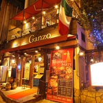 繁華街に佇むお洒落な2階建ての店『Ganzo』。普段使いにもデートにもパーティーにも！