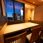 大きな窓から美しい夜景を楽しめる扉付き個室。特別なひとときをお過ごしいただけます。