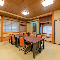 大人数でのご利用可能なテーブル席をご用意しておりますので、会社宴会、御親族の集まりまで幅広く対応致します。和を感じさせる趣深く明るい店内は、居心地の良い空間を演出致します。人数や日程等、お気軽にご相談くださいませ。
