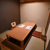 2名様から利用できる落ち着いた個室をご用意。大切な接待や記念日、ご家族での特別なひとときに最適です。周囲を気にせず、会話もお食事もゆっくり楽しめる上質な空間で、思い出に残るひとときをお過ごしください。