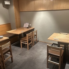 温かみのある木製家具で統一されたテーブル席は、リラックスしてお食事を楽しめる開放的な空間です。2名様から中規模のグループまで、人数に合わせてお席をご案内いたします。普段使いの飲み会はもちろん、女子会やカジュアルなデートにも最適。落ち着いた雰囲気の中で、自慢のお料理と会話を存分にお楽しみください。