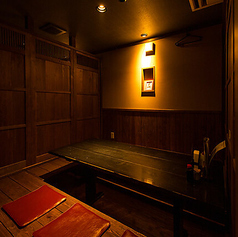 ダークブラウンの落ち着いた内装が、特別なひとときを演出。42席の広々としたスペースは、友人との集まりにも最適です♪ プライベート感を大切にした個室もあり、心地よい時間が流れます◎ここで過ごす時間は、心に残る特別な思い出になることでしょう◎