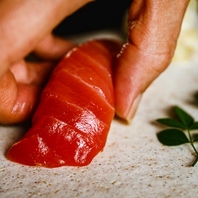 3種類の赤酢をブレンドした大将こだわりの酢飯を使用